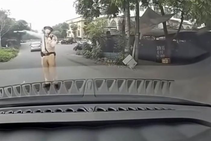 Người đàn ông ngồi trong xe tranh cãi với cán bộ CSGT. (Ảnh cắt từ clip)