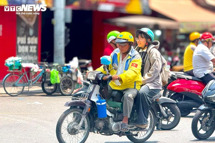 Dự kiến từ năm 2028, shipper và tài xế xe ôm công nghệ tại khu vực trung tâm phải dùng xe điện.