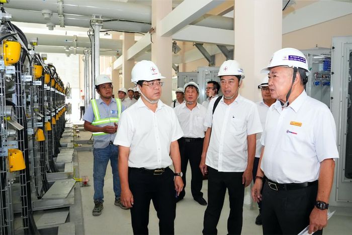Ông Phạm Quốc Bảo (ngoài cùng, bên phải) kiểm tra tiến độ các hạng mục cuối cùng của dự án Trạm 220kV Vĩnh Lộc.