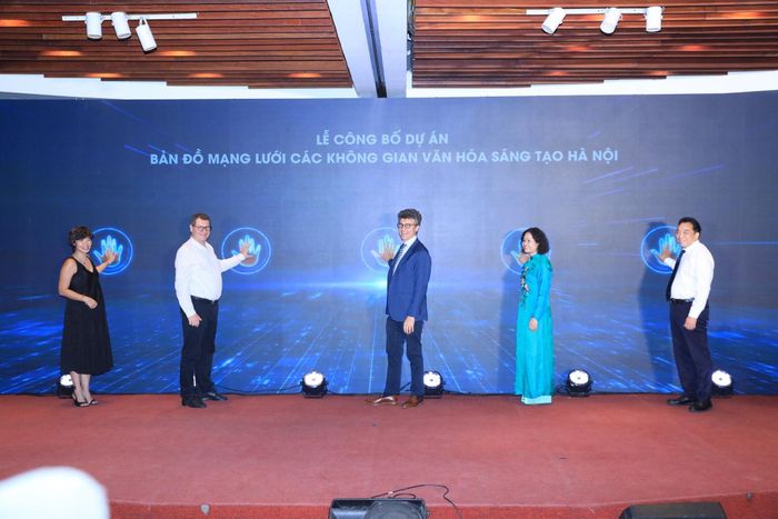 Các đại biểu thực hiện nghi lễ chính thức ra mắt Bản đồ Mạng lưới các không gian văn hóa sáng tạo Hà Nội. Ảnh: PV