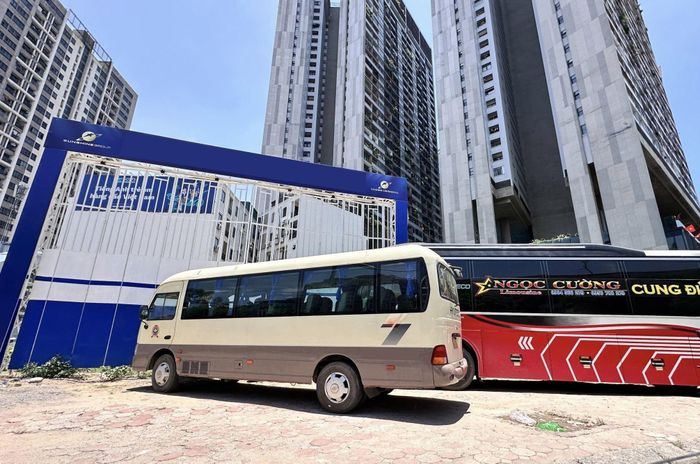 Các xe khách dừng, đỗ sai quy định tại khu vực chung cư Dolphin (phường Từ Liêm). Ảnh: Dung Nhi