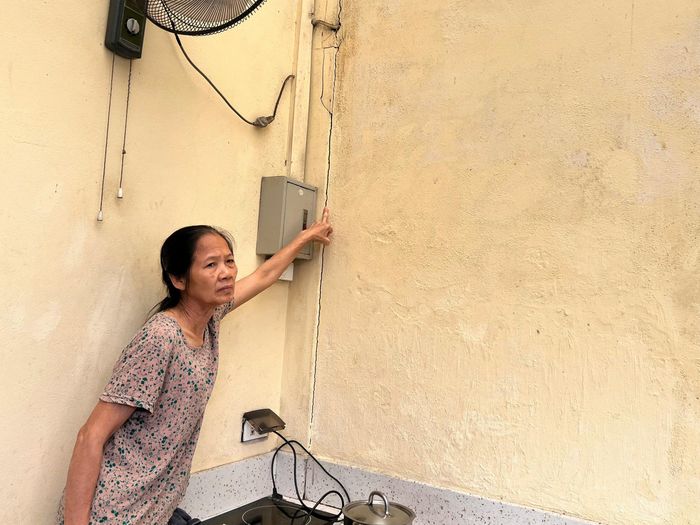 Nhà số 15, ngách 37/2 phố Lê Thanh Nghị có nhiều vết nứt lớn xuất hiện trên tường nhà. Ảnh: PV