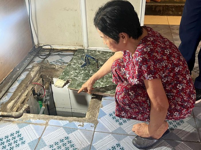 Gia đình bà Nguyễn Thị Phần, số nhà 1 bị vỡ bể ngầm. Các bức tường của gia đình bà cũng bị rạn, nứt. Ảnh: PV