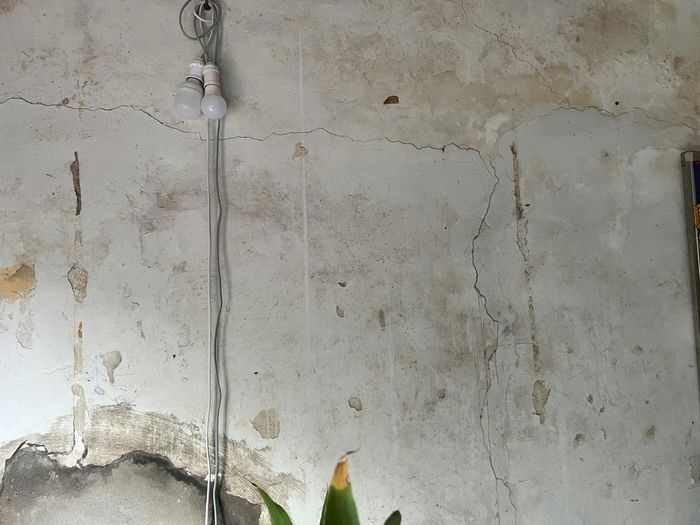 Nhà số 15, ngách 37/2 phố Lê Thanh Nghị có nhiều vết nứt lớn xuất hiện trên tường nhà. Ảnh: PV