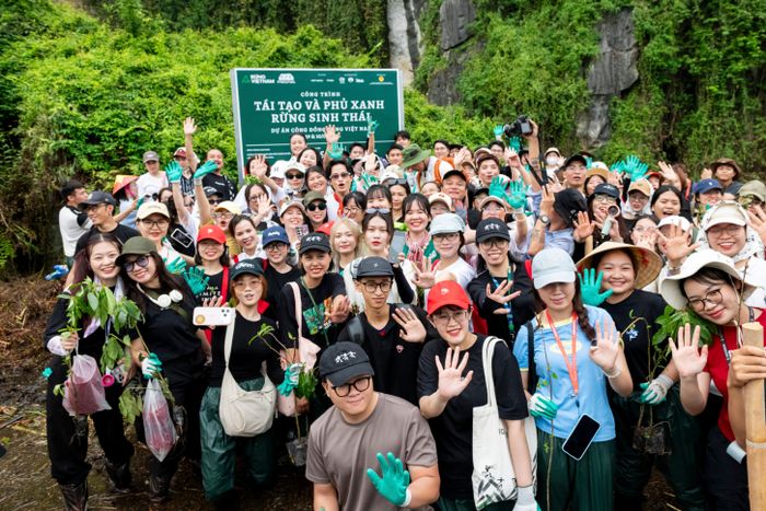 Đông đảo khán giả cùng các nghệ sĩ hào hứng tham gia trồng cây tại Khu bảo tồn thiên nhiên đất ngập nước Vân Long. Ảnh: BTC