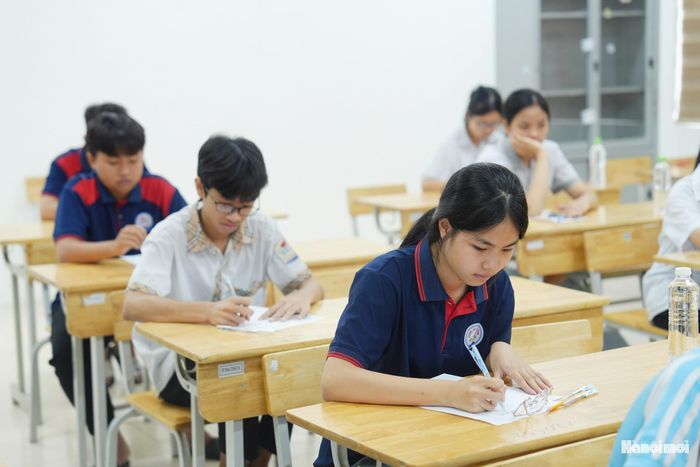 Thí sinh tham dự kỳ thi tuyển sinh vào lớp 10 tại Hà Nội bắt đầu làm bài thi môn ngữ văn.