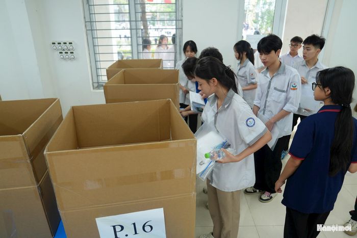Thí sinh được hướng dẫn bảo quản tư trang, vật dụng không được mang vào phòng thi tại phòng giữ đồ.