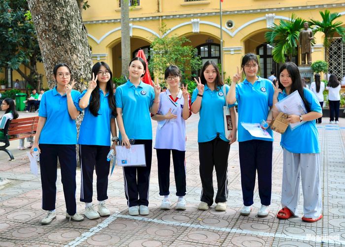 Thí sinh tự tin bước vào môn thi đầu tiên của kỳ thi tuyển sinh vào lớp 10 tại Điểm thi Trường THPT Phan Đình Phùng.