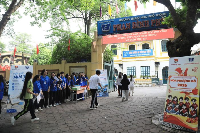 Trong khi đó, tại điểm thi Trường THPT Phan Đình Phùng (phường Ba Đình, Hà Nội) thí sinh cũng đến sớm để tham dự kỳ thi. Điểm thi này có 32 phòng thi, với 746 thí sinh tham dự.