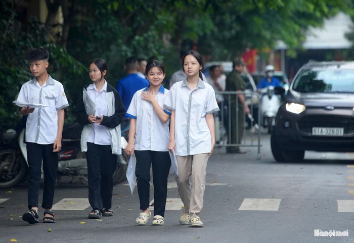 Ngay từ sáng sớm, tại điểm thi THPT Mê Linh (xã Quang Minh, Hà Nội) đã tập trung đông thí sinh đến dự thi.