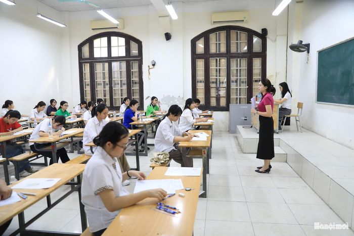 Cán bộ coi thi tại điểm trường THPT Phan Đình Phùng nhắc nhở quy định, quy chế thi đối với thí sinh.