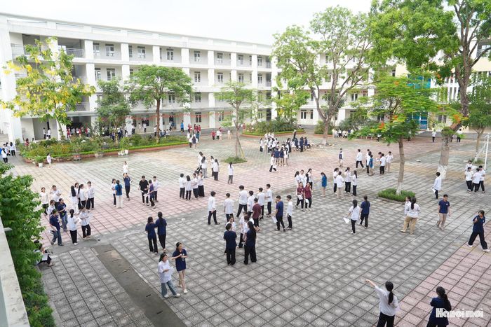 Từ 6h30 sáng 30-5, tại sân trường THPT Mê Linh (xã Quang Minh, Hà Nội) đã có nhiều thí sinh đến để tham dự kỳ thi tuyển sinh vào lớp 10.