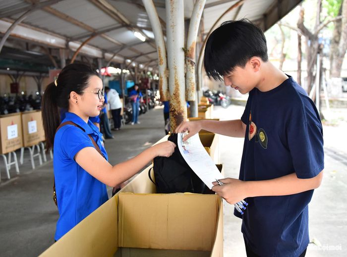 Lực lượng thanh niên tình nguyện giúp các thí sinh cất những vật dụng không cần thiết.