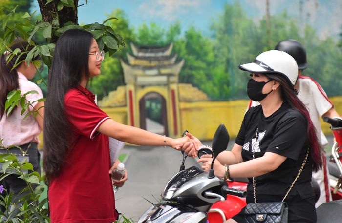 Những cái bắt tay với quyết tâm hoàn thành tốt kỳ thi.