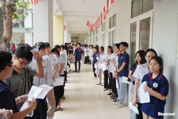 Các thí sinh hồi hộp trước khi vào phòng thi làm bài thi môn ngữ văn sáng 30-5.