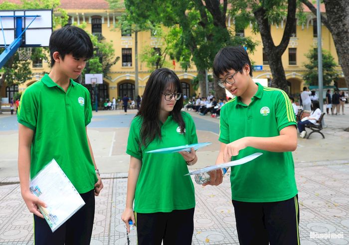 Các em tranh thủ kiểm tra giấy tờ và ôn bài trước khi bước vào môn thi đầu tiên của kỳ thi.