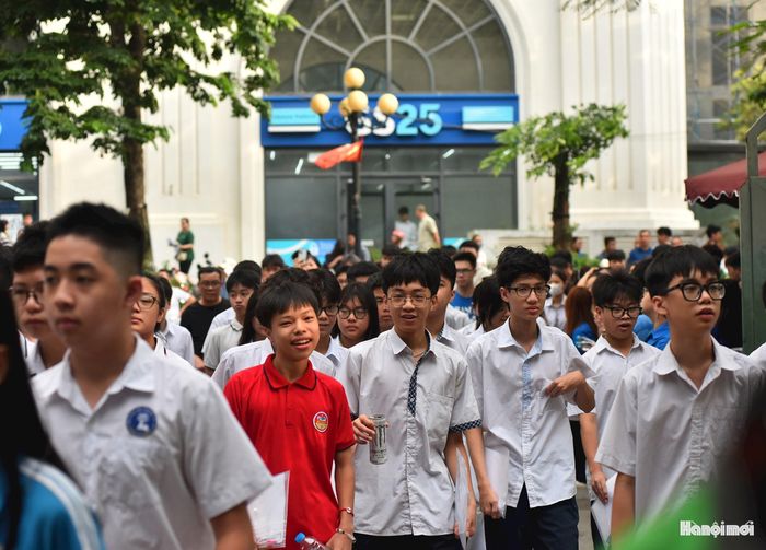 Dù 8h mới làm bài thi nhưng từ 6h40, thí sinh đã tập trung khá đông tại điểm thi Trường THPT Nguyễn Trãi.