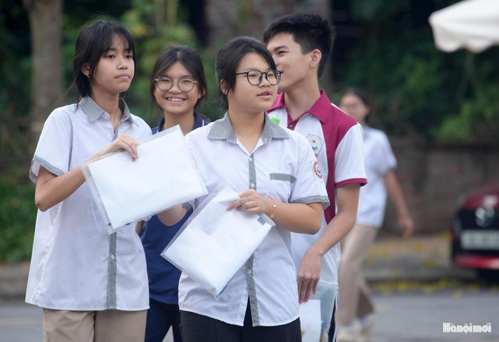Thí sinh ở ngoại thành Hà Nội tự tin bước vào môn thi ngữ văn sáng 30-5.