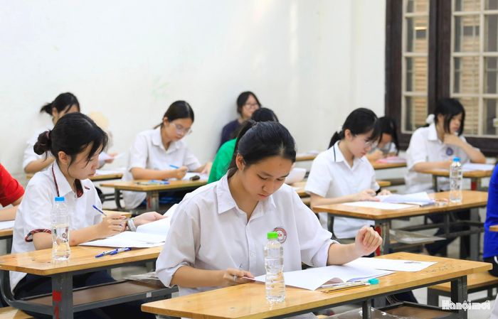Thời gian tính giờ làm bài môn ngữ văn thi lớp 10 Hà Nội năm 2026 bắt đầu từ 8h, trong 120 phút.