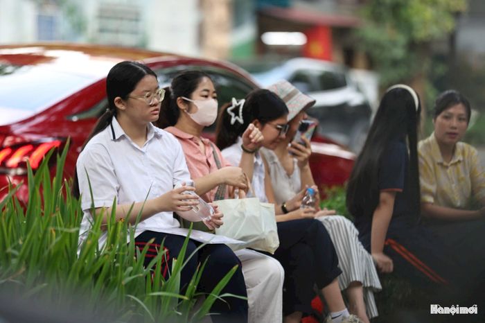 Phụ huynh, học sinh đều hồi hộp, âu lo khi bước vào kỳ thi. Ảnh: Đại Thắng