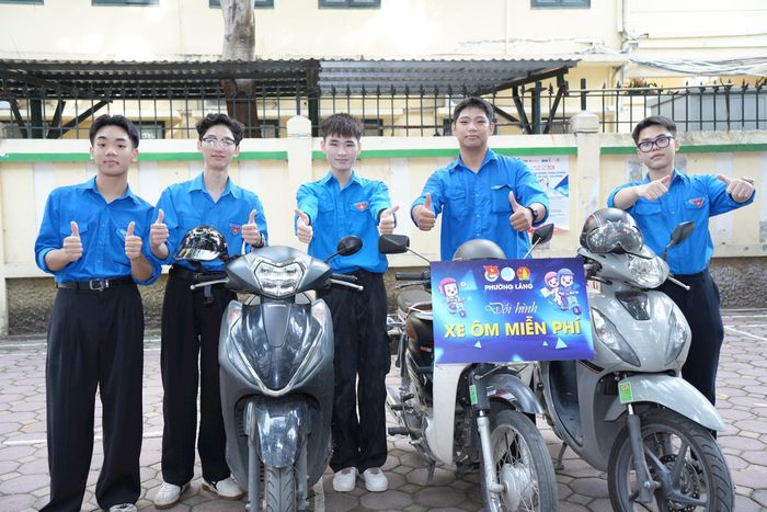 Đội hình Xe ôm miễn phí hỗ trợ thí sinh nhanh chóng khi cần thiết. Ảnh: Phạm Mạnh