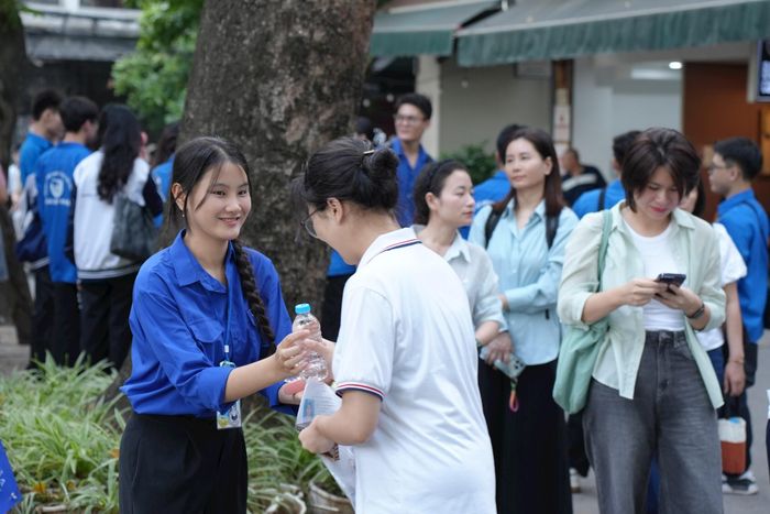 Những chai nước cùng lời động viên là động lực giúp thí sinh tự tin bước vào phòng thi. Ảnh: Phạm Mạnh