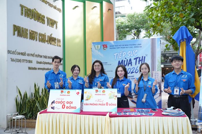 Lực lượng tình nguyện viên chuẩn bị sẵn các dụng cụ học tập khi thí sinh quên không mang. Ảnh: Phạm Mạnh