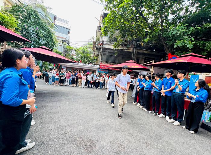 Các thí sinh đến điểm thi đều nhận được sự cổ vũ về tinh thần rất lớn từ đội thanh niên tình nguyện. Ảnh: PV
