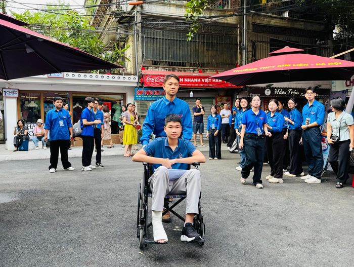 Thí sinh được thanh niên tình nguyện hỗ trợ đưa vào điểm thi. Ảnh: PV