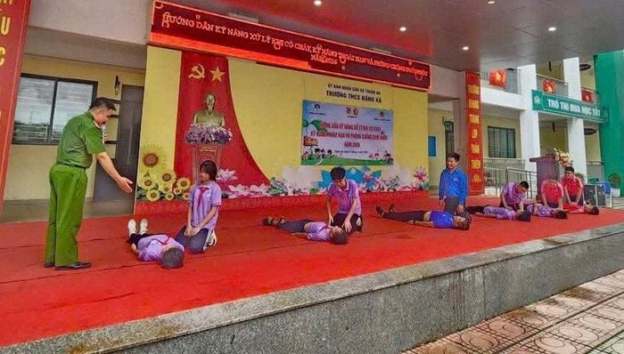 Học sinh được thực hành kỹ năng sơ cứu người khi bị nạn. Ảnh: Vân Thư