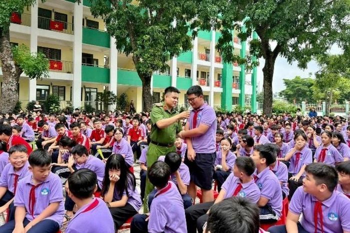 Học sinh được trang bị kiến thức về phòng, chống đuối nước. Ảnh: Vân Thư
