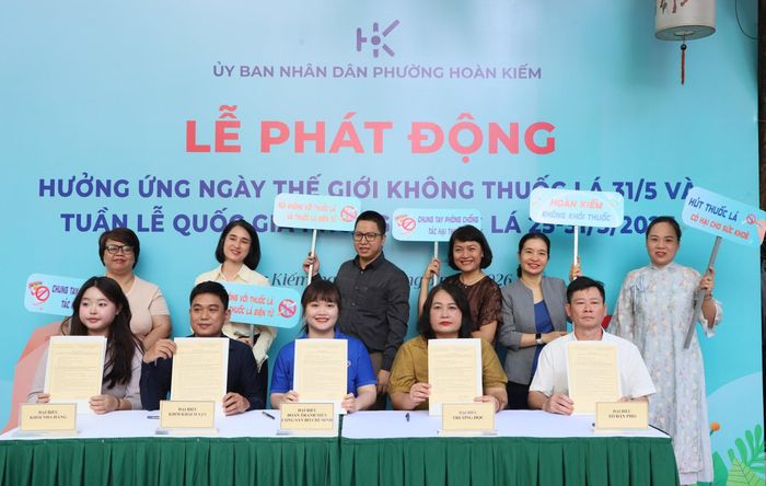 Các đơn vị ký cam kết tại lễ phát động. Ảnh: PV
