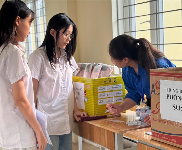 Các thí sinh được hướng dẫn tận tình. Ảnh: PV