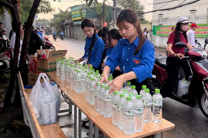 Nước uống được Đoàn Thanh niên xã chuẩn bị để phục vụ thí sinh và người nhà. Ảnh: PV