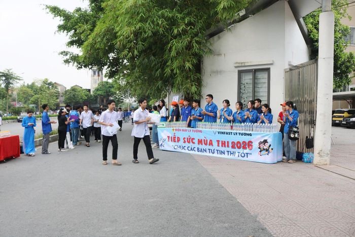 Các thí sinh bước vào kỳ thi nghiêm túc, an toàn. Ảnh: PV