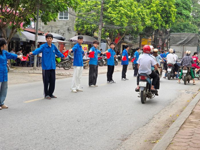 Lực lượng thanh niên tình nguyện tham gia hỗ trợ phân luồng giao thông tại các điểm thi. Ảnh: PV