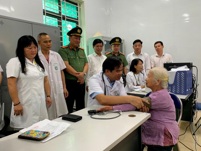 PGS.TS Đào Xuân Cơ, Giám đốc Bệnh viện Bạch Mai trực tiếp thăm khám cho cụ Nguyễn Thị Cấp - mẹ liệt sĩ ở thôn Đầm Sản, xã Ba Vì. Ảnh PV