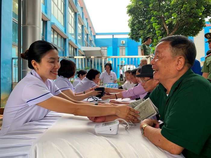 Người dân phấn khởi được thăm khám miễn phí. Ảnh PV
