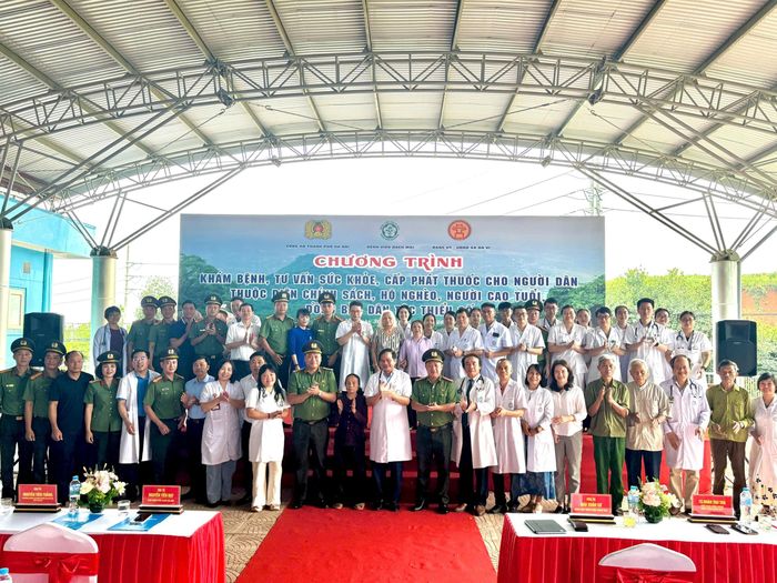 Cán bộ, chiến sĩ Công an TP Hà Nội cùng y bác sĩ Bệnh viện Bạch Mai với đại diện các hộ dân xã Ba Vì tại chương trình khám bệnh, tư vấn sức khỏe. Ảnh PV