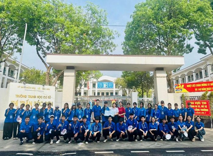 Chủ tịch Ủy ban MTTQ Việt Nam xã Sóc Sơn Nguyễn Thị Thu Hương tặng quà động viên đoàn viên, thanh niên tình nguyện. Ảnh: Tùng Nguyễn.