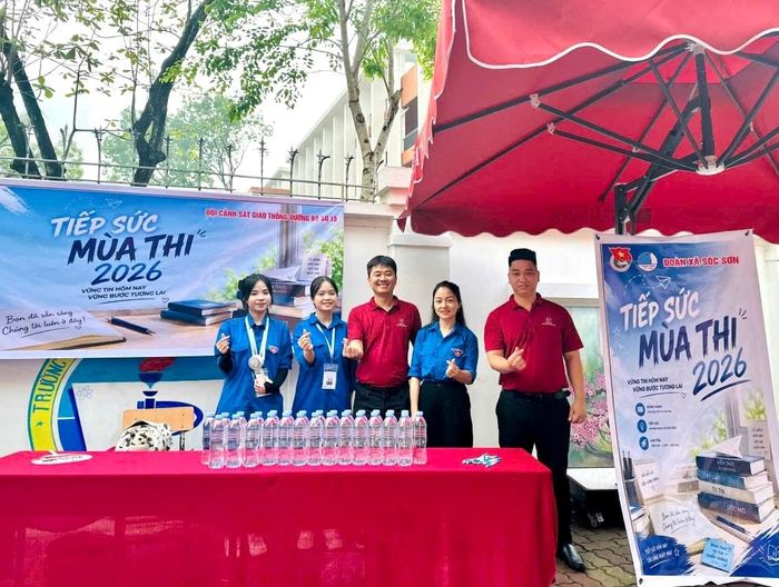 Đoàn viên xã Sóc Sơn có mặt từ sớm để tiếp sức cho các sĩ tử. Ảnh: Tùng Nguyễn.