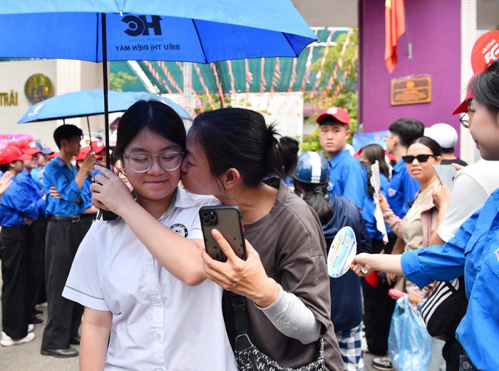 Phụ huynh động viên con em mình sau khi hoàn thành tốt bài thi môn ngữ văn.