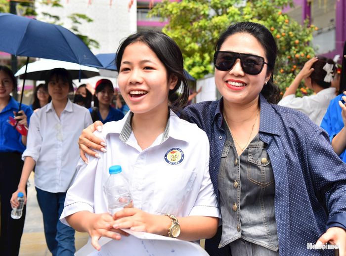 Thí sinh Nguyễn Minh Phương (Trường THCS Tứ Liên) chia sẻ: "Đề thi năm nay em thấy vừa sức".