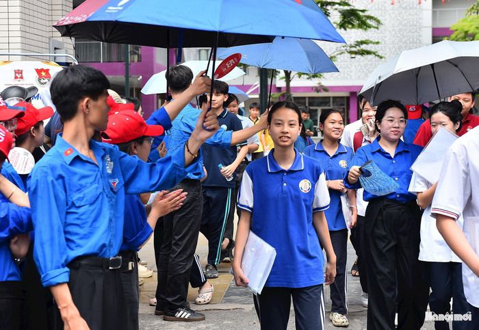 Sự tự tin lộ rõ trên khuôn mặt các thí sinh khi rời điểm thi.