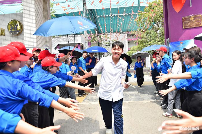 ... phấn khởi sẵn sàng bước vào làm bài thi môn ngoại ngữ trong chiều nay (30-5).