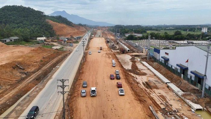 Đơn vị thi công dự án đầu tư xây dựng tuyến đường cao tốc Đại lộ Thăng Long đẩy nhanh tiến độ thi công để dự án sớm về đích. Ảnh: PV