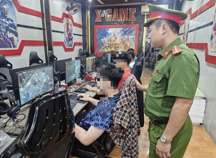Công an xã Phú Xuyên đẩy mạnh tuyên truyền, tổ chức kiểm tra các cơ sở kinh doanh dịch vụ inernet trên địa bàn. Ảnh: PV