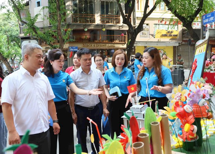 Các đại biểu tham quan mô hình được làm từ rác thải tái chế tại chương trình. Ảnh: PV