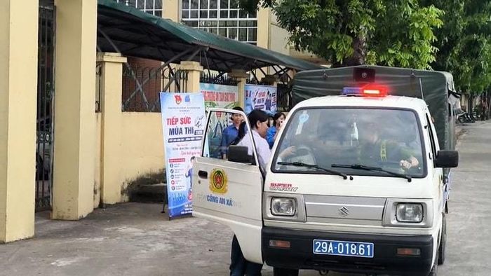 Công an xã hỗ trợ các thí sinh đến muộn, gặp sự cố trên đường đến điểm thi. Ảnh: CT