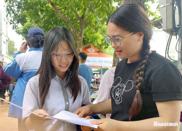 Thí sinh Nguyễn Hải Yến (Trường THCS Mê Linh) cho hay: “Em thấy đề thi năm nay vừa sức với các bạn học lực trung bình khá”.
